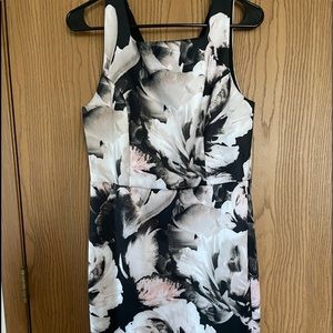 Womens sleeveless dress with flower details
